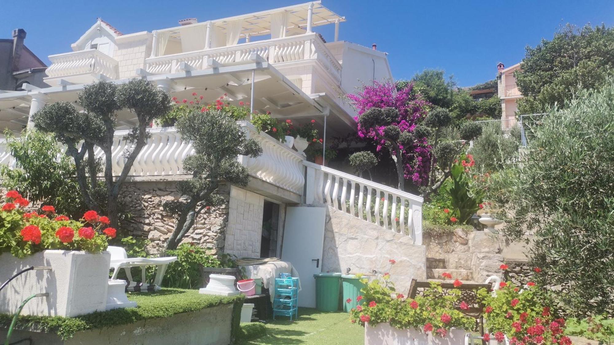 Rosa Apartment